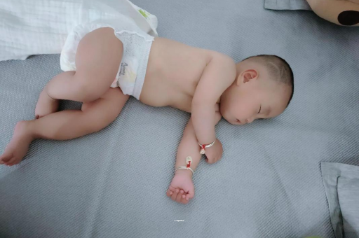 开平3个月宝宝怎么抱